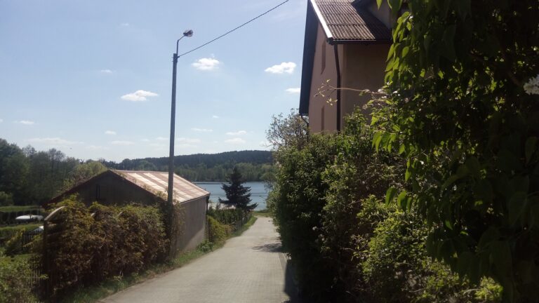 zejscie do jeziora 768x432