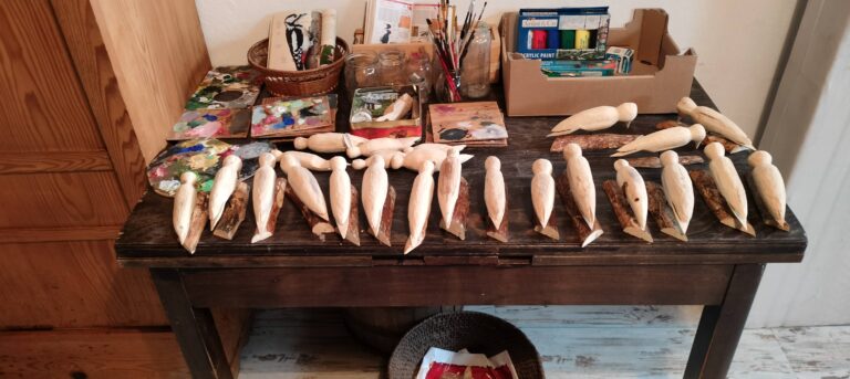 Chata w lesie strugane dziecioly 1 768x343