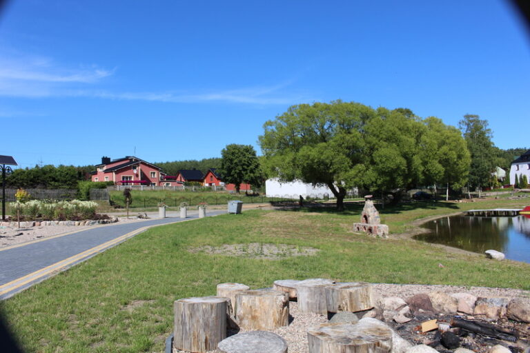 promenada nad jeziorem obok domu 768x512