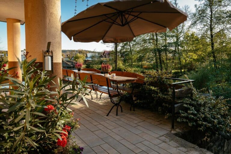 taras Wypoczynek u Piotra w Nowinach 768x512